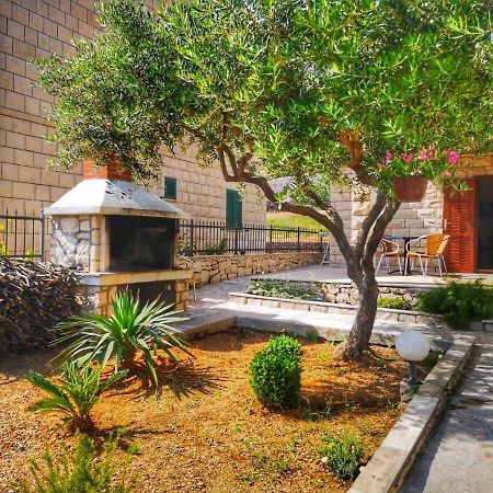 Apartments Pina Бол Екстер'єр фото