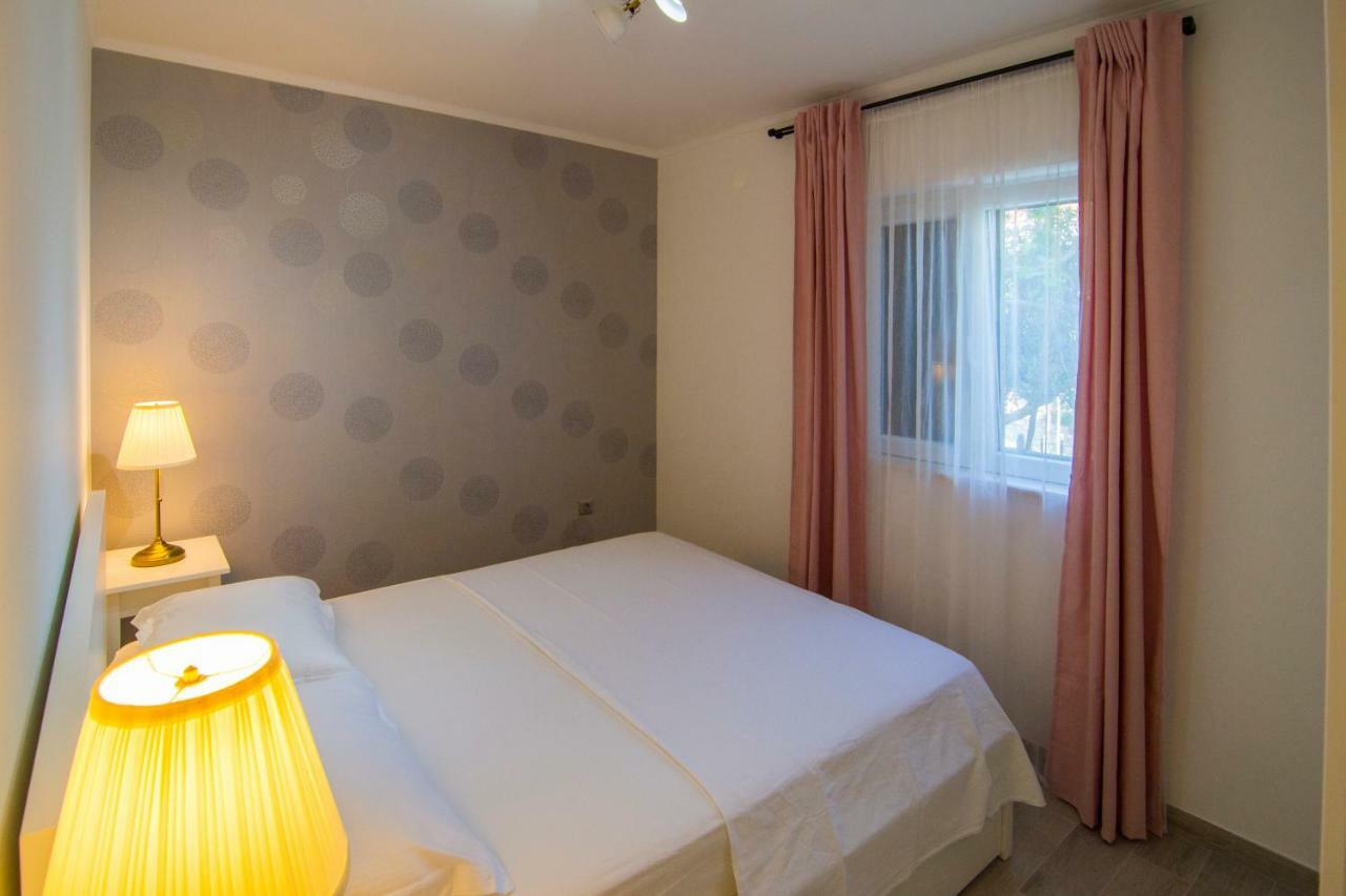 Apartments Pina Бол Екстер'єр фото