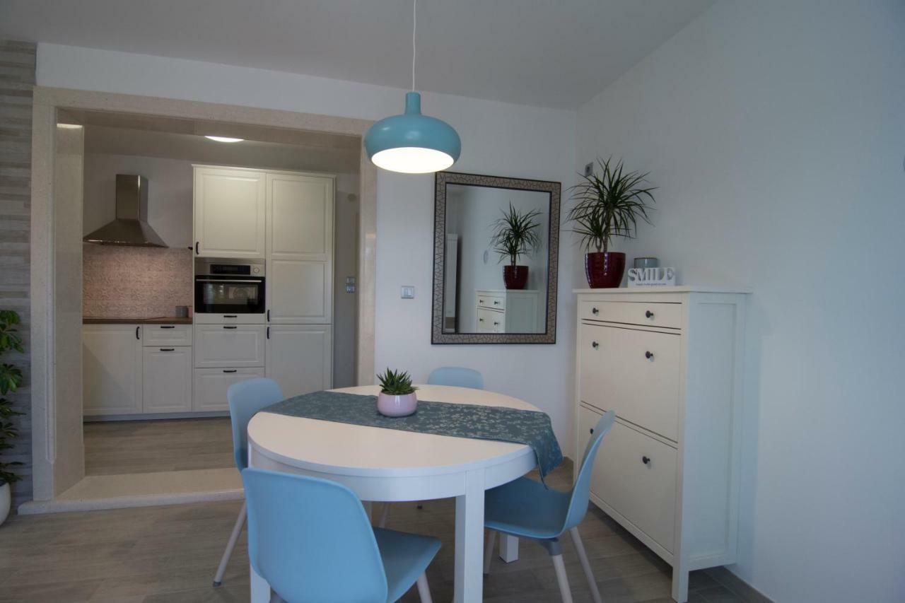 Apartments Pina Бол Екстер'єр фото
