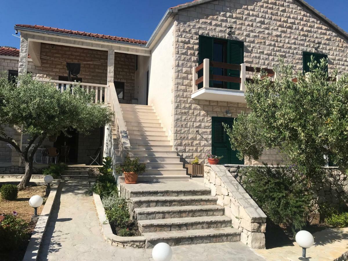 Apartments Pina Бол Екстер'єр фото