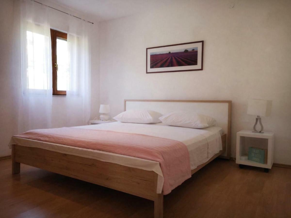 Apartments Pina Бол Екстер'єр фото