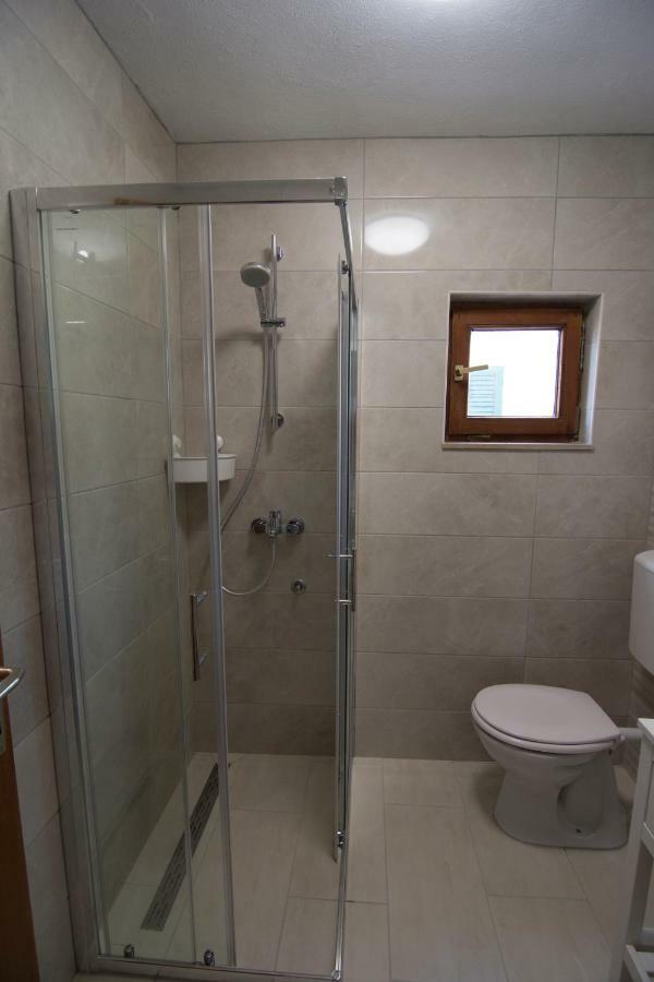 Apartments Pina Бол Екстер'єр фото