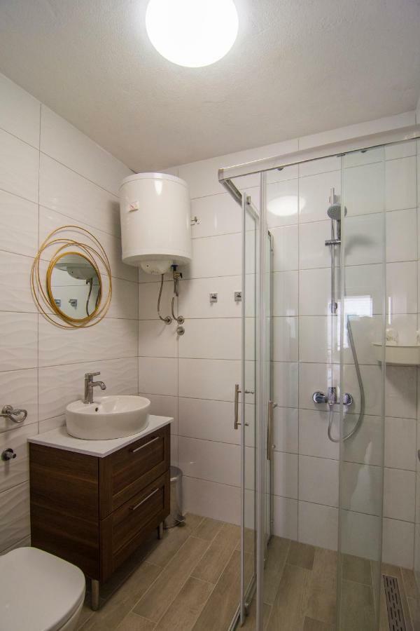 Apartments Pina Бол Екстер'єр фото
