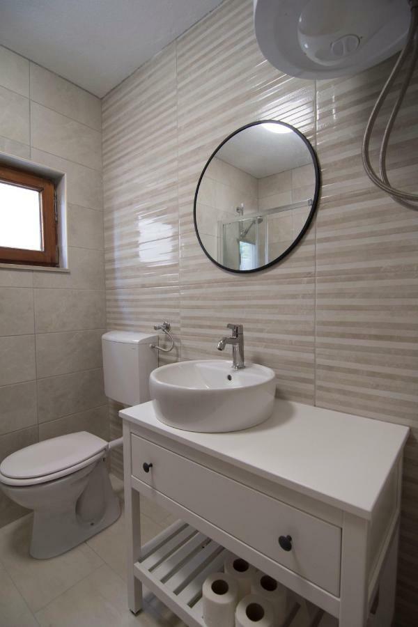 Apartments Pina Бол Екстер'єр фото