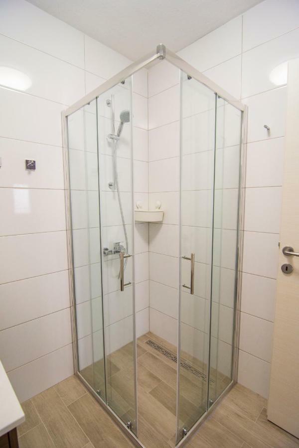 Apartments Pina Бол Екстер'єр фото