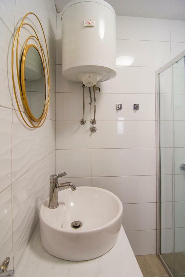 Apartments Pina Бол Екстер'єр фото